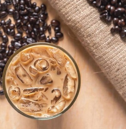 ايس وايت .     قهوة بارده مزيج من الاسبرسو والحليب